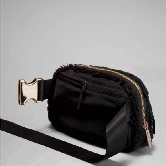 Lululemon Black Everywhere Fleece Belt Bag Silver Buckle NWT - Picture 2 of 12